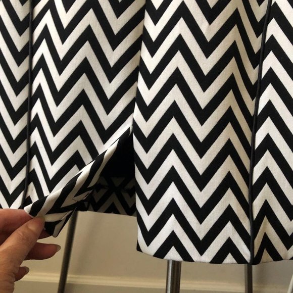 NWOT, H&M Black White Chevron Sleeveless Midi Dress Size 4 - Picture 12 of 13